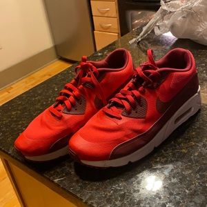 Nike air max. No crease no scuff. Barely worn. Make a sensible offer !